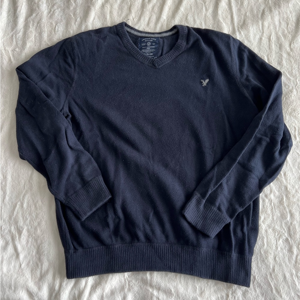 Men’s navy v neck crew sweater